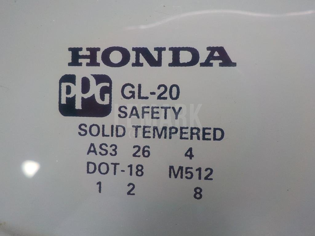 Стекло двери задней правой (форточка)