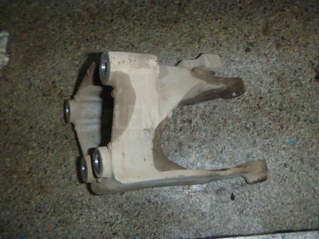 Кронштейн опоры двигателя