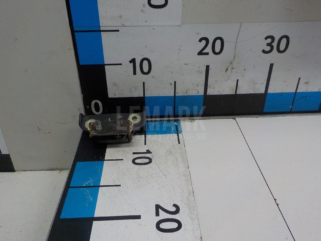 Петля двери багажника