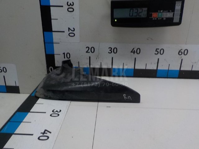 Брызговик передний правый