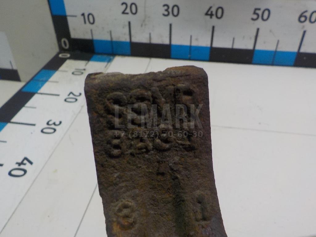 Кулак поворотный передний левый