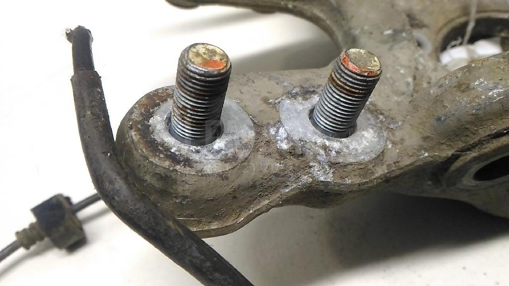 Кулак поворотный задний левый