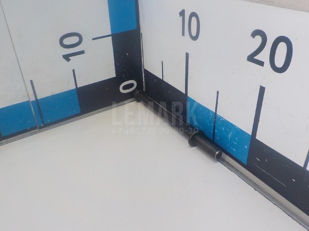 Болт головки блока