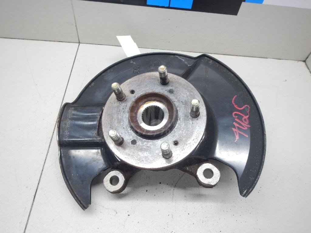 Кулак поворотный передний правый