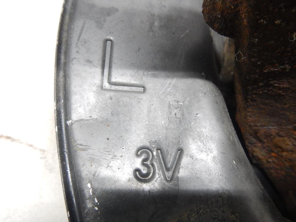 Кулак поворотный передний левый