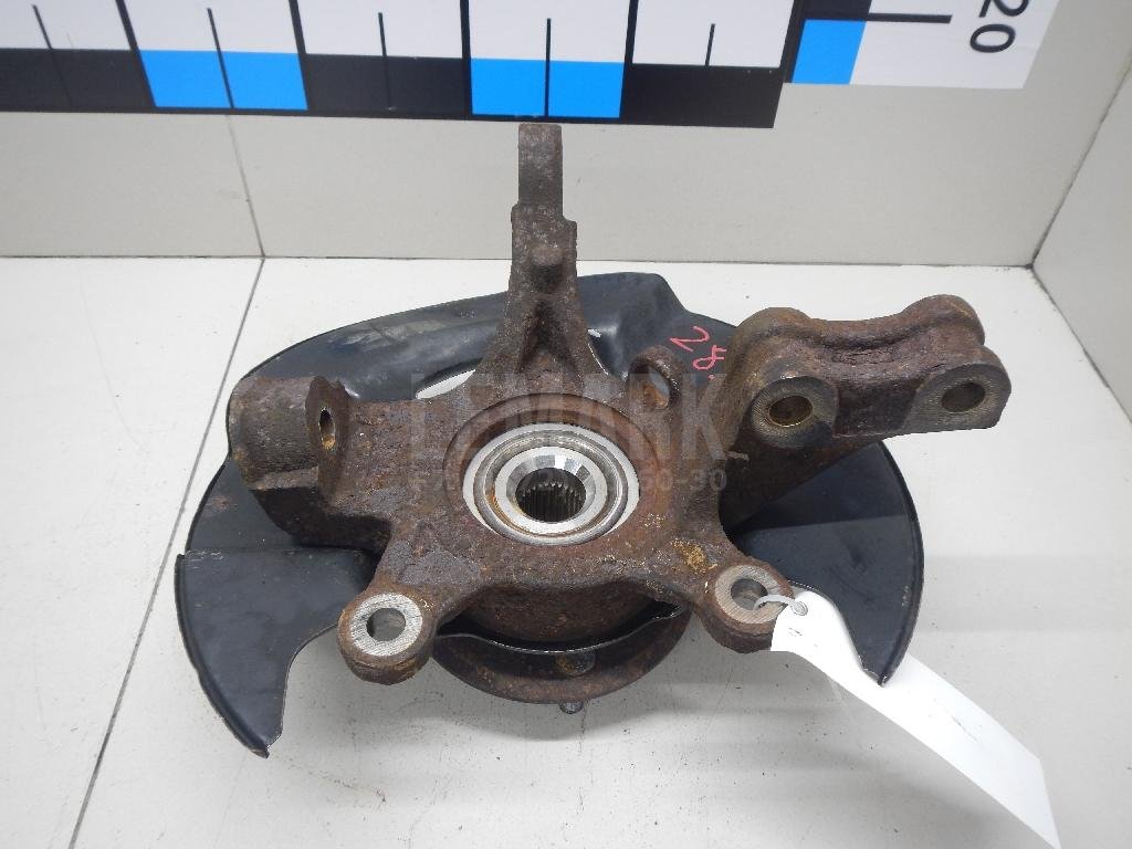 Кулак поворотный передний левый