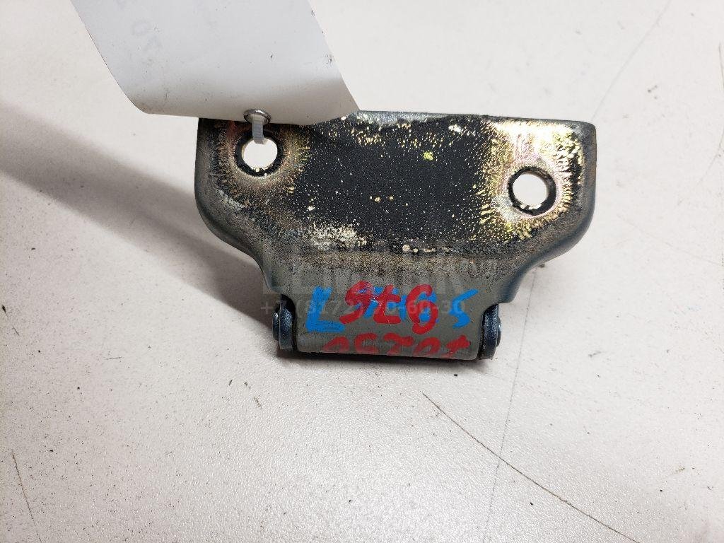 Петля двери багажника