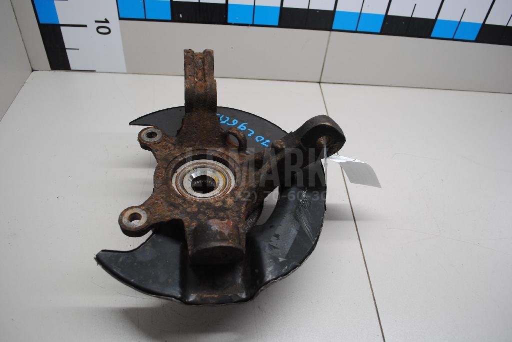 Кулак поворотный передний правый