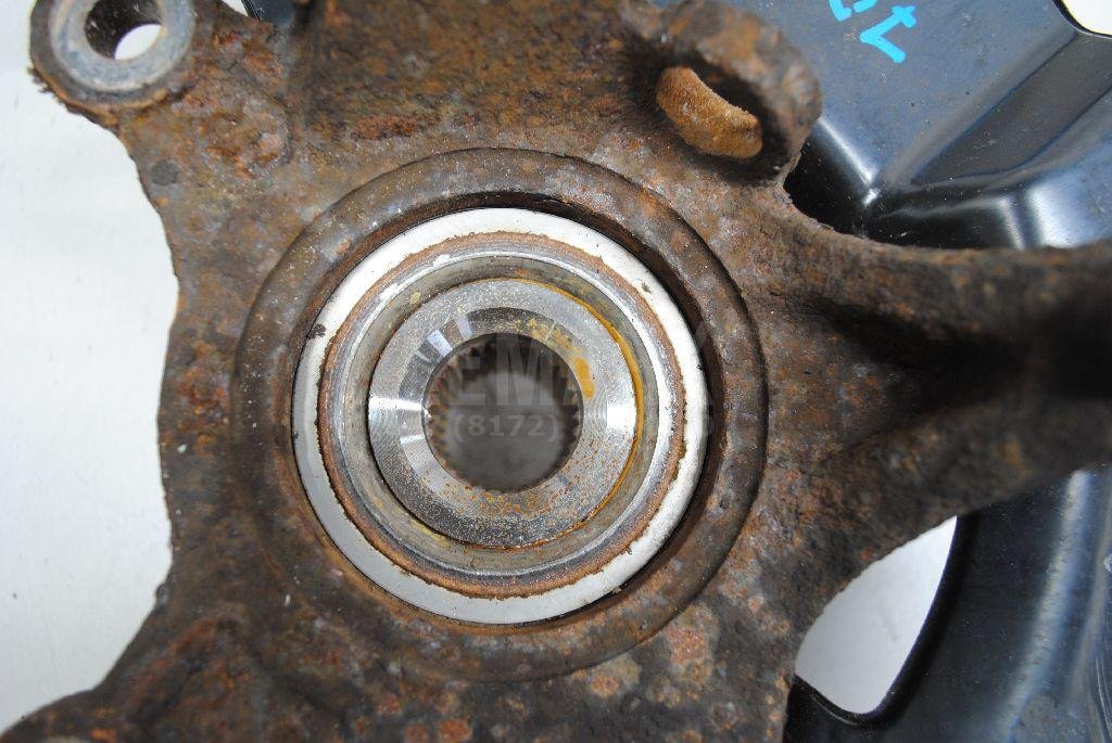 Кулак поворотный передний правый