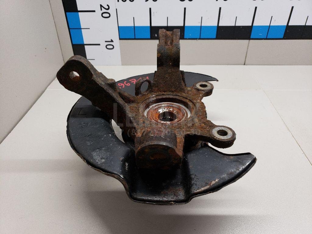 Кулак поворотный передний левый