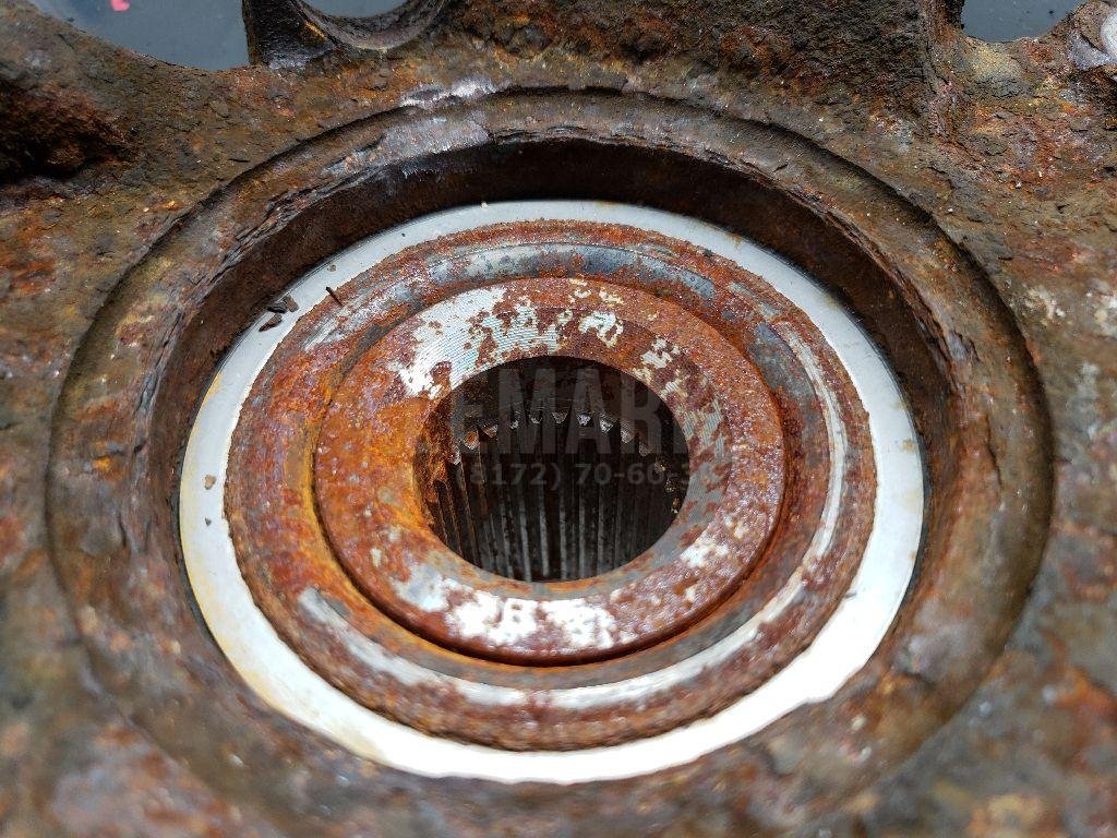 Кулак поворотный передний левый