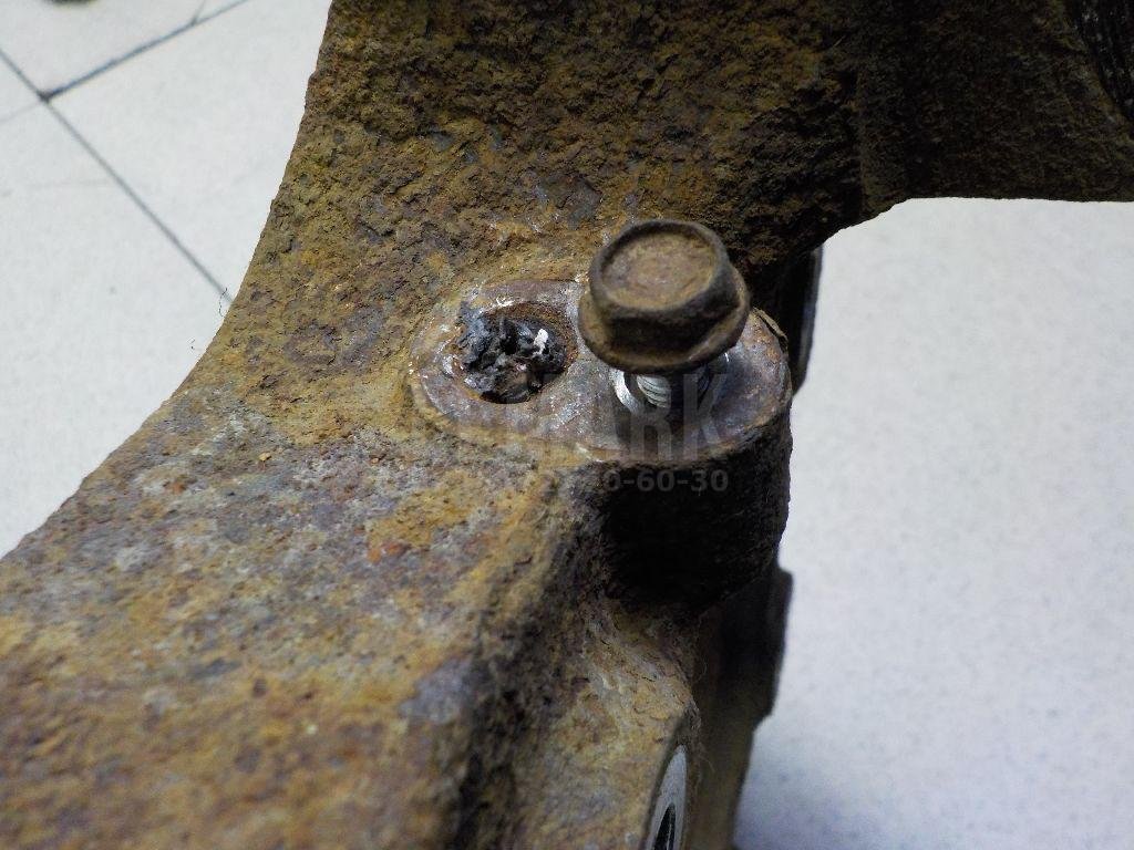 Кулак поворотный передний левый