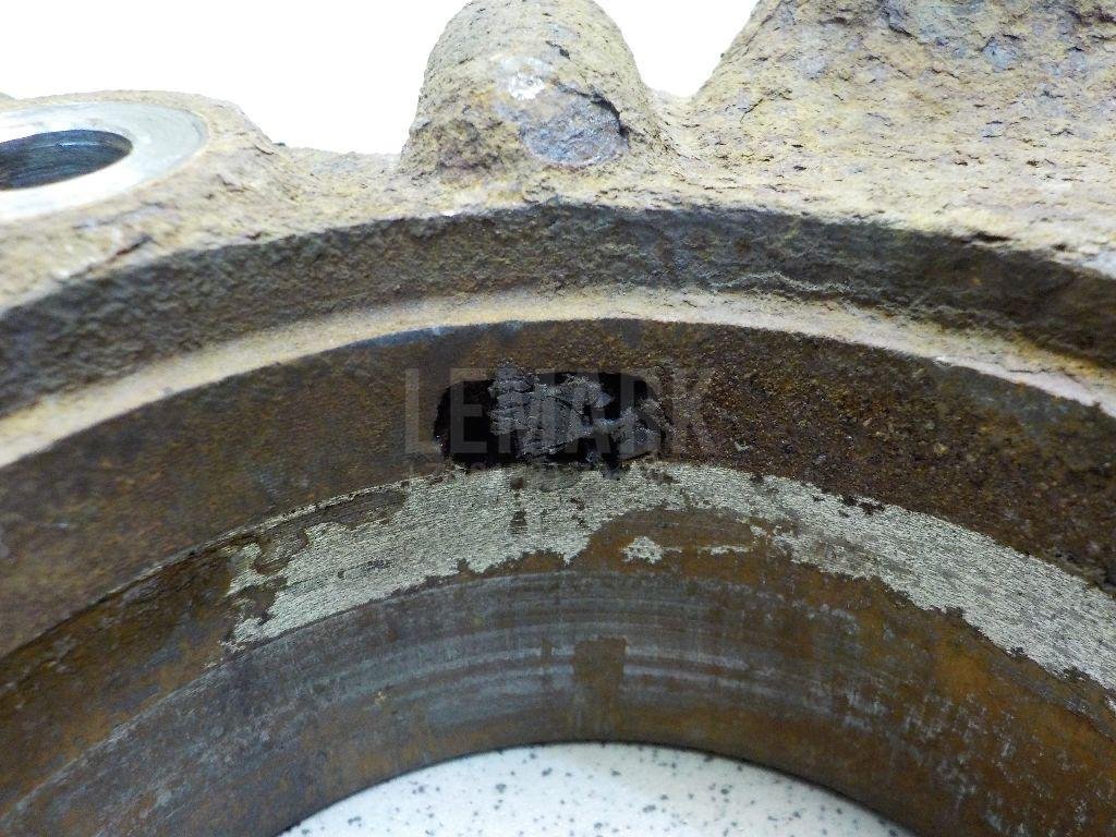 Кулак поворотный передний левый