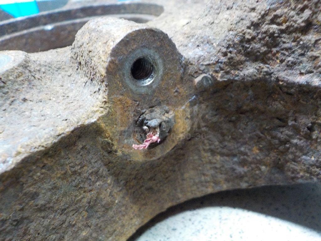 Кулак поворотный передний правый