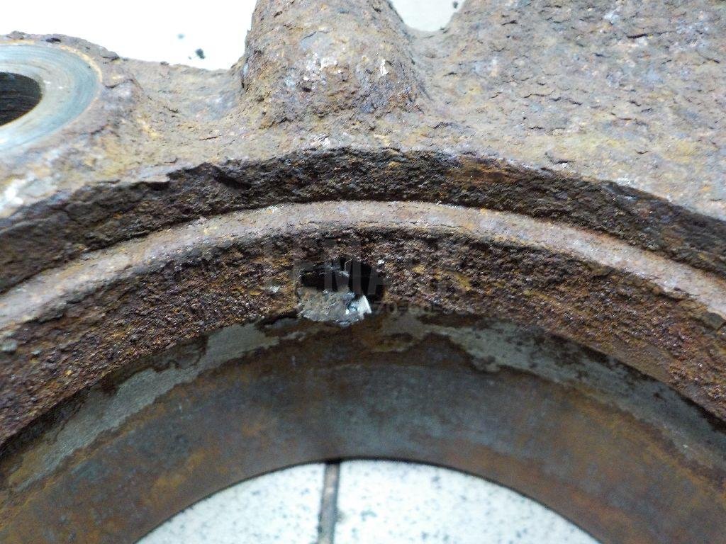 Кулак поворотный передний левый