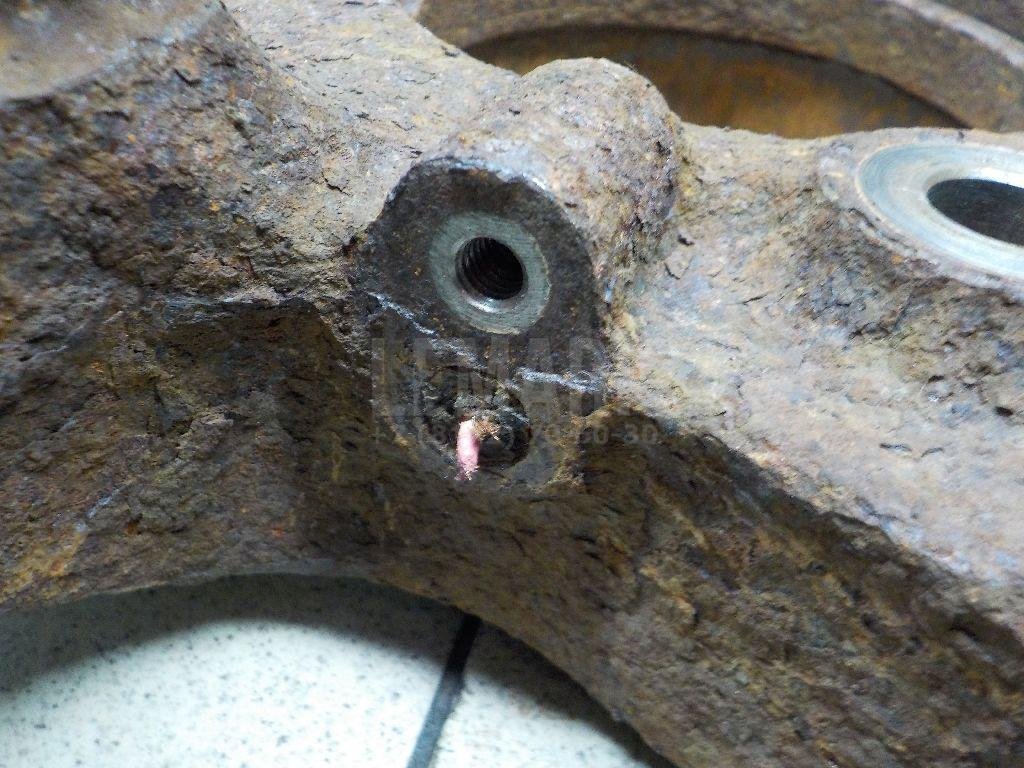 Кулак поворотный передний левый