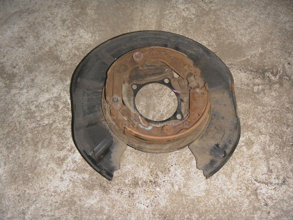 Щит опорный задний правый