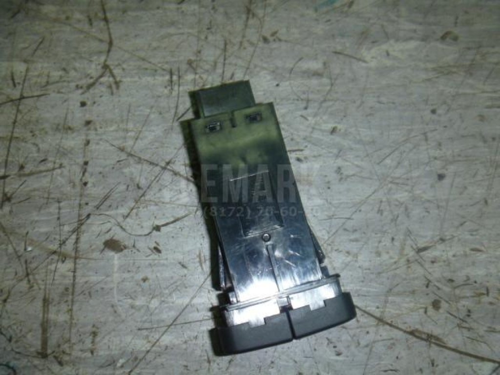 Кнопка открывания багажника