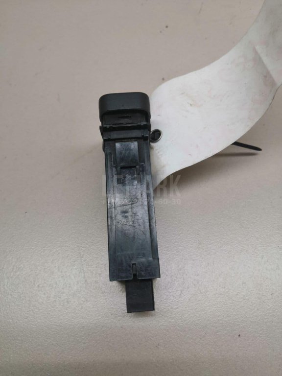 Кнопка открывания багажника