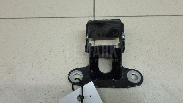 Петля двери багажника