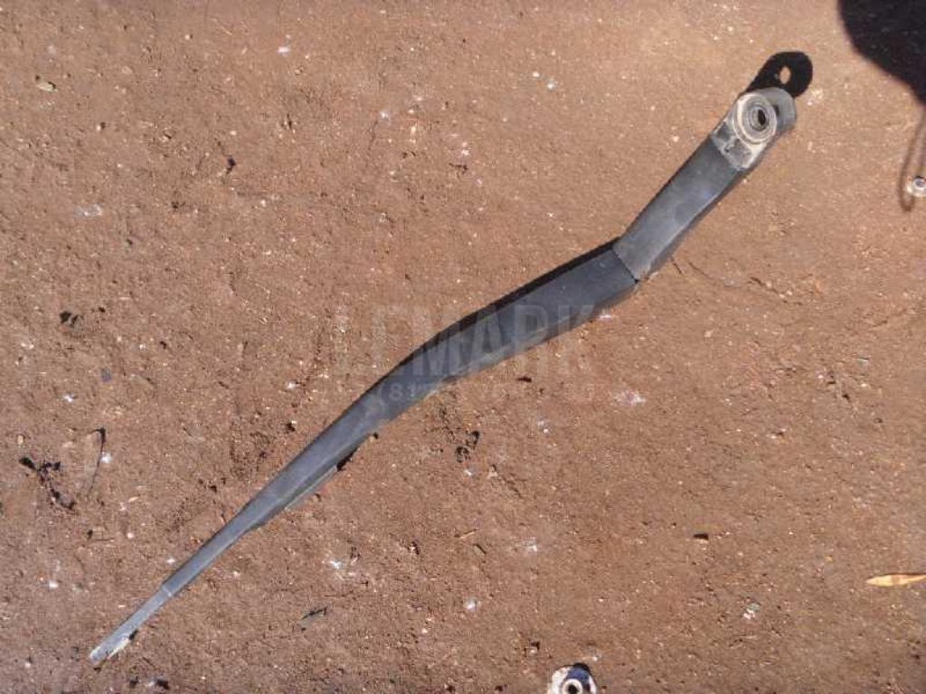 Поводок стеклоочистителя передний левый