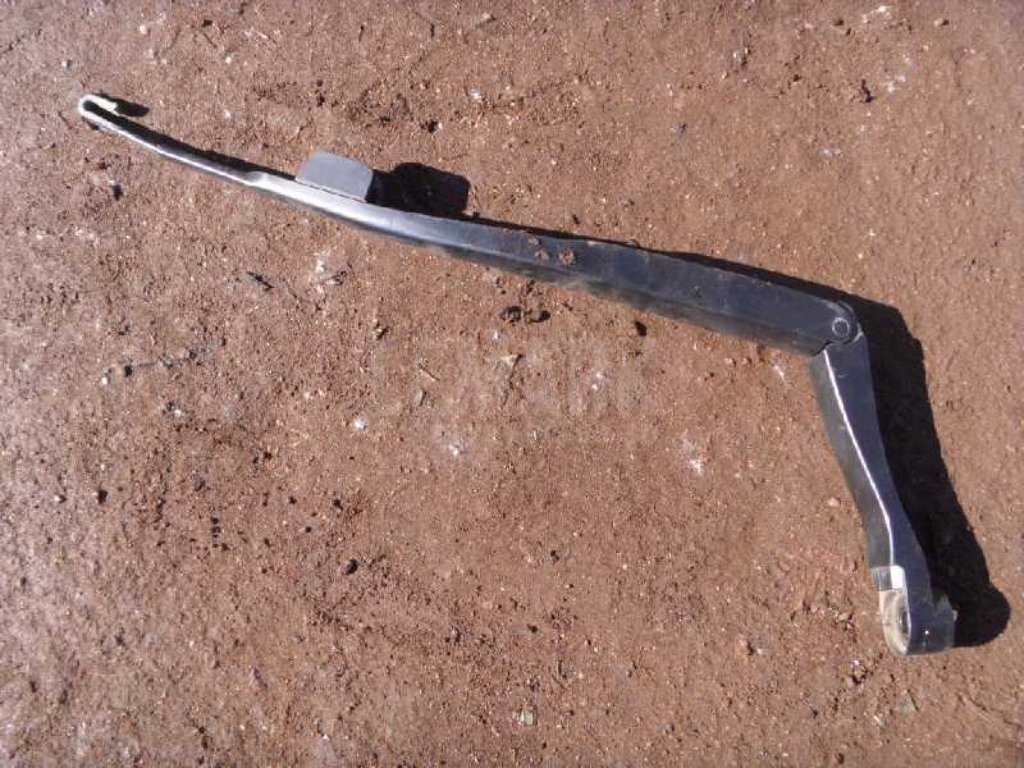 Поводок стеклоочистителя передний левый