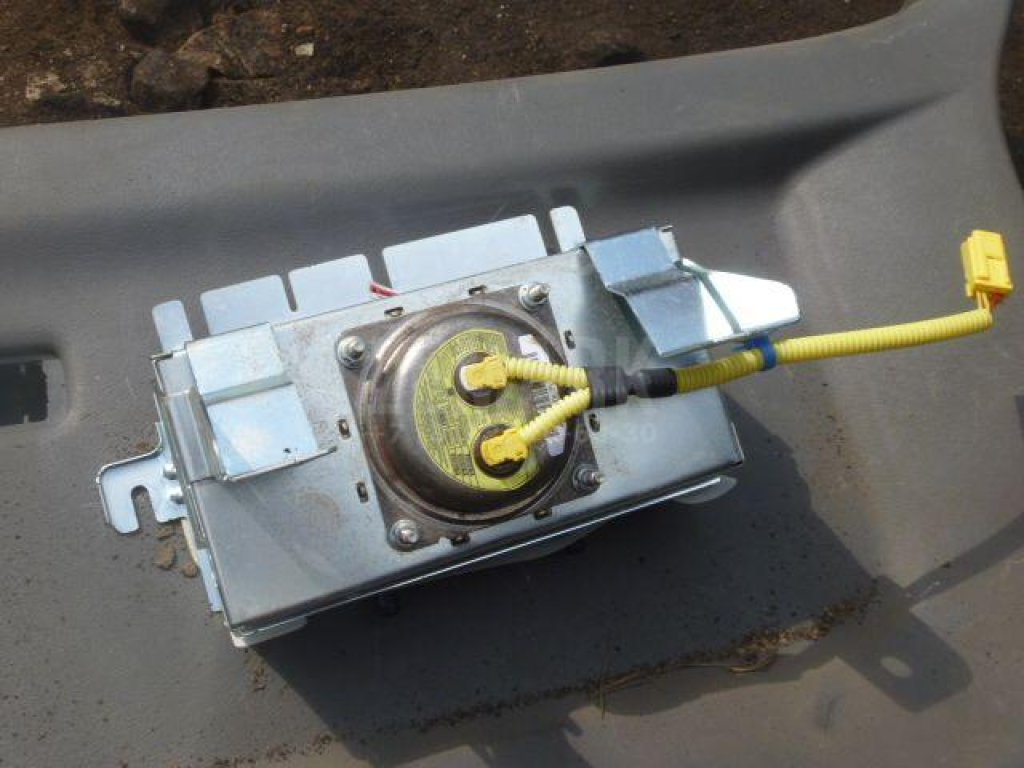 Подушка безопасности пассажирская (в торпедо)