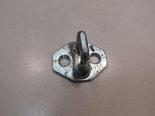 Ответная часть замка багажника