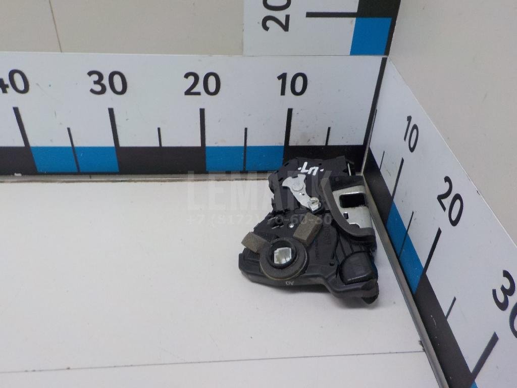 Замок двери передней левой