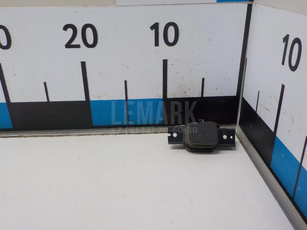 Кнопка закрывания багажника