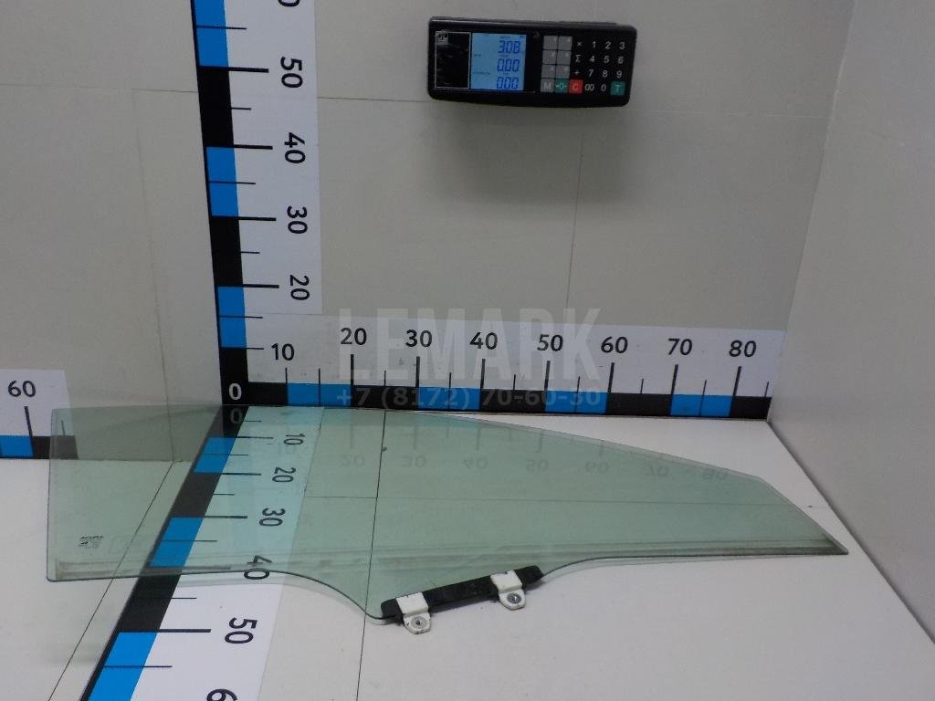 Стекло двери передней правой