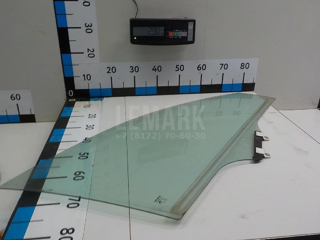 Стекло двери передней правой