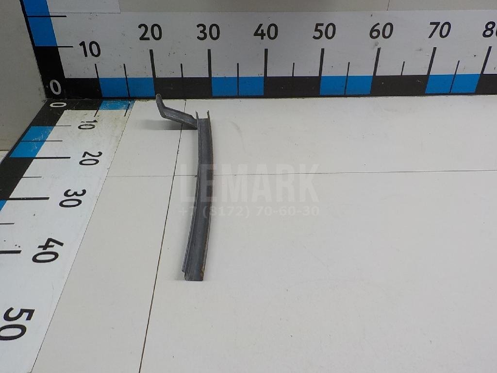 Направляющая стекла двери