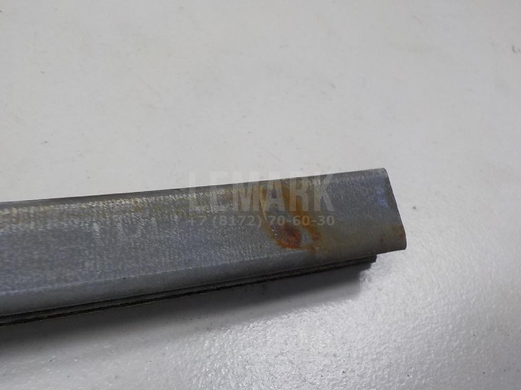 Направляющая стекла двери