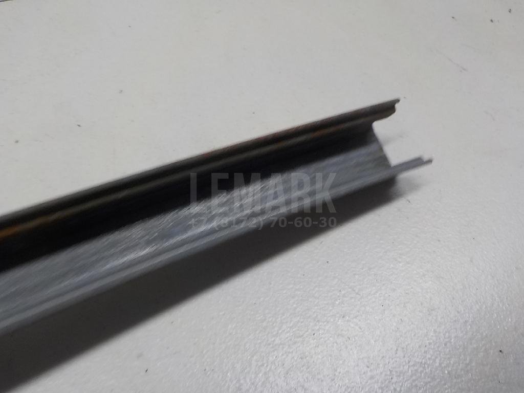 Направляющая стекла двери