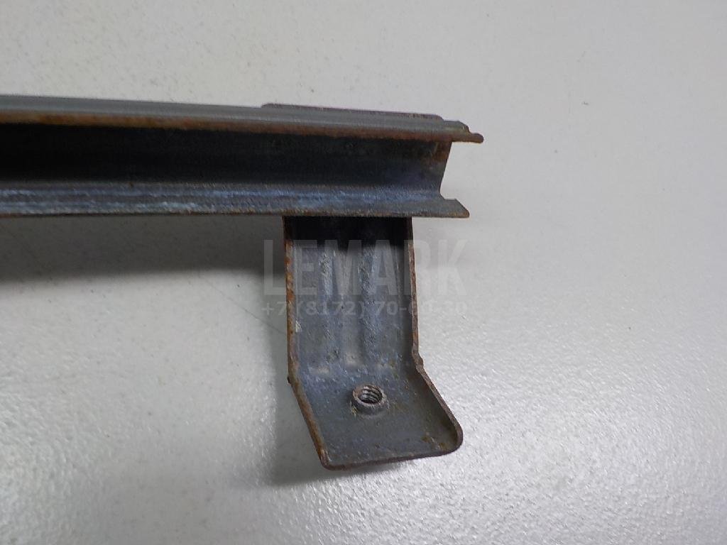 Направляющая стекла двери