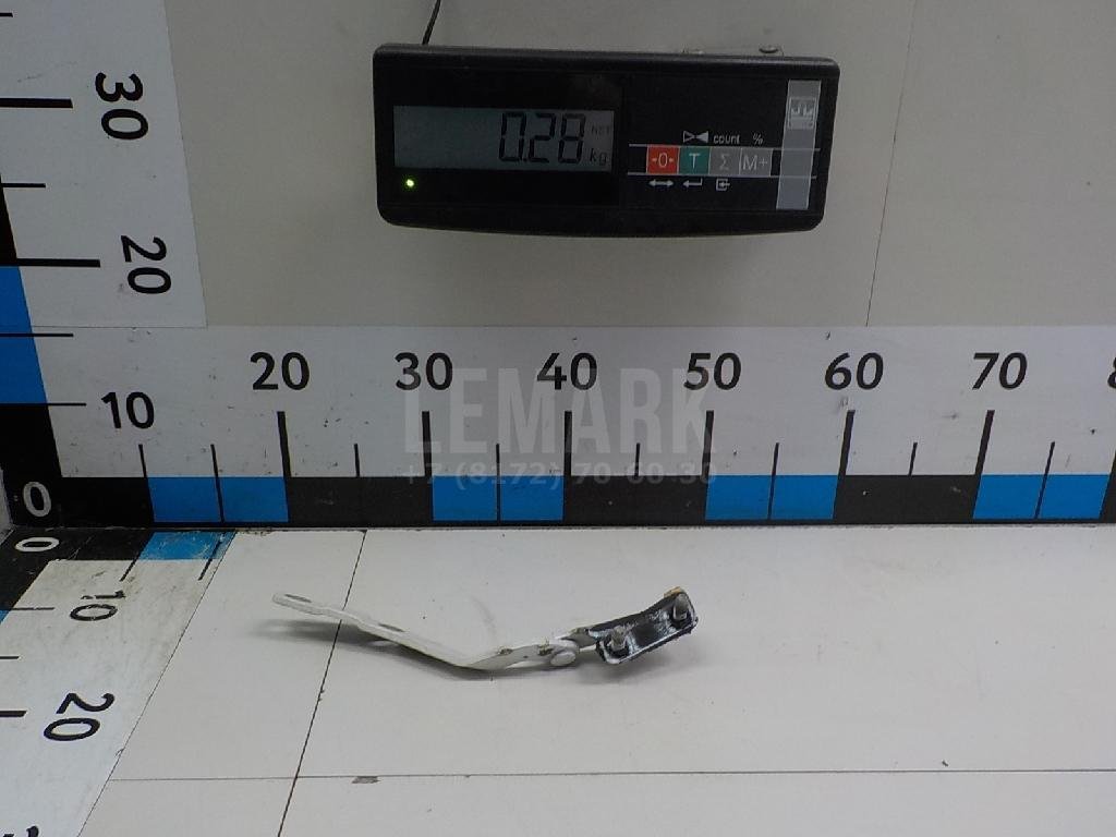 Петля двери багажника