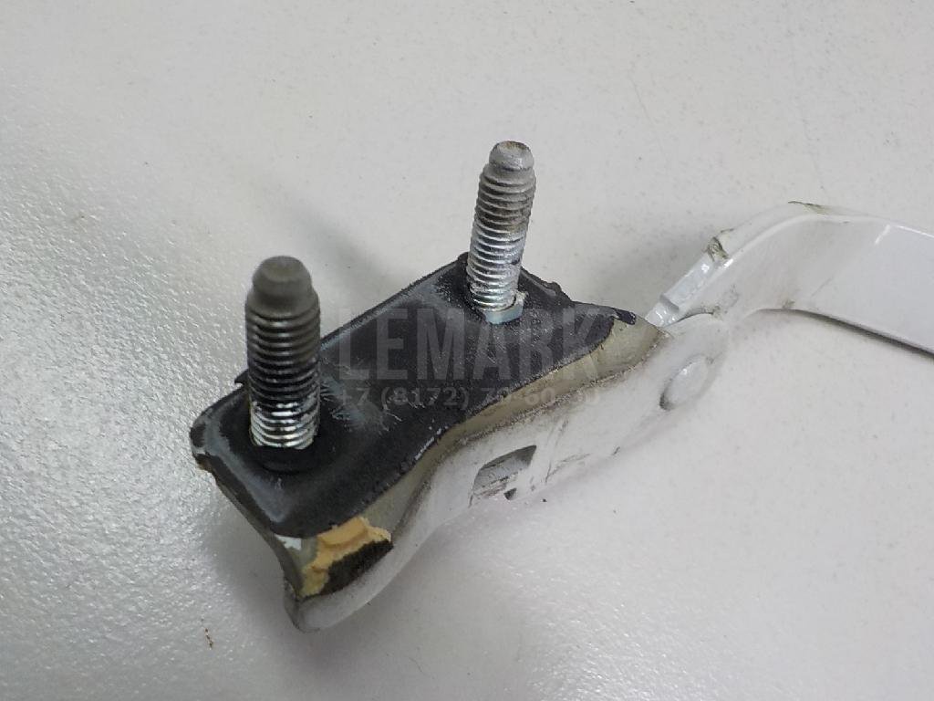 Петля двери багажника