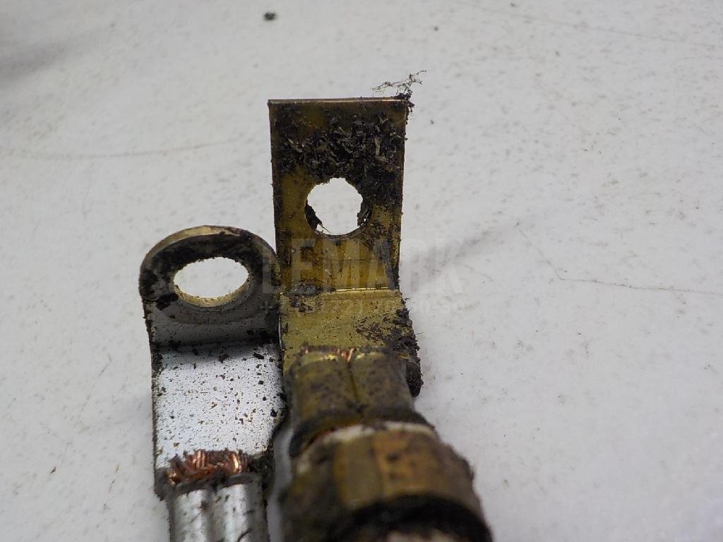 Клемма аккумулятора плюс