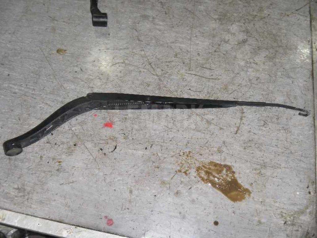 Поводок стеклоочистителя передний левый