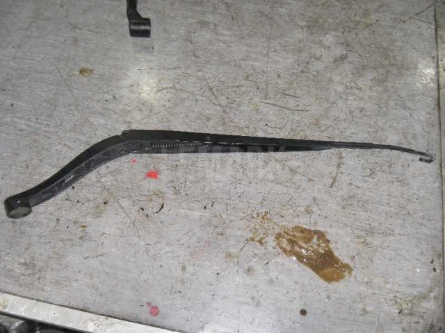 Поводок стеклоочистителя передний левый