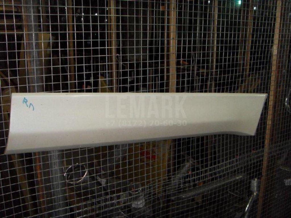 Накладка двери передней правой