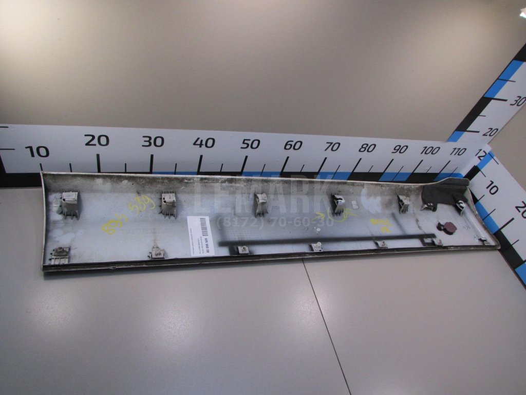 Накладка двери передней правой