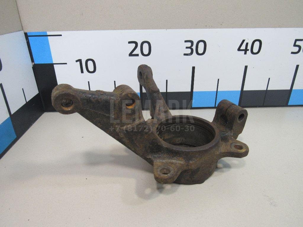 Кулак поворотный передний правый