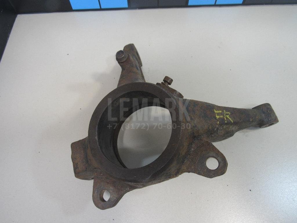 Кулак поворотный передний правый