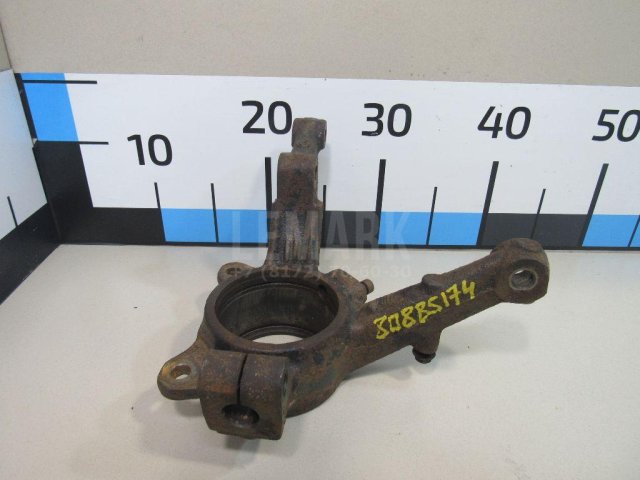 Кулак поворотный передний правый