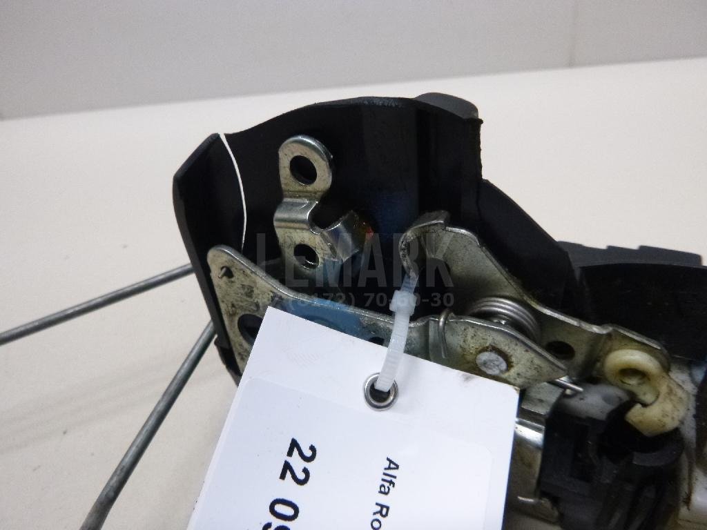 Замок двери передней левой