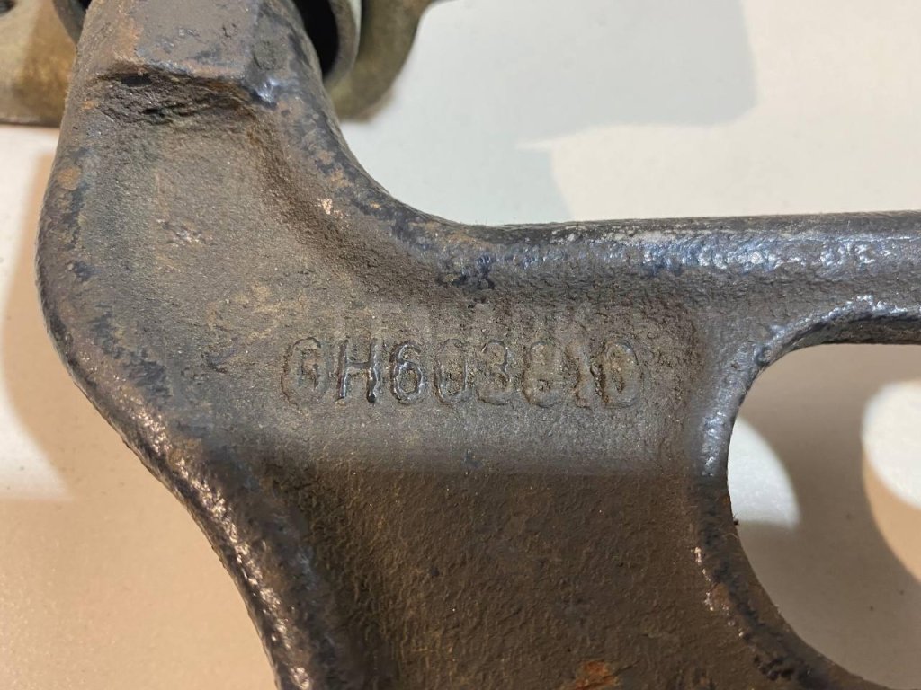 Рычаг передний левый