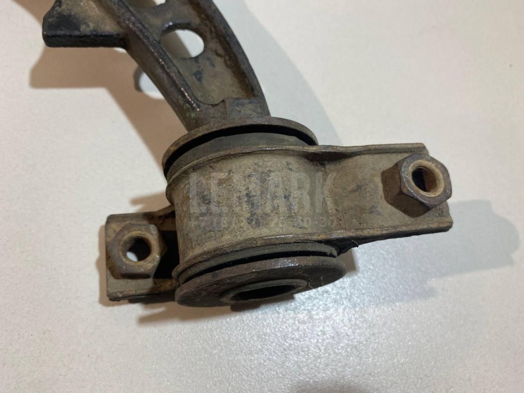 Рычаг передний левый