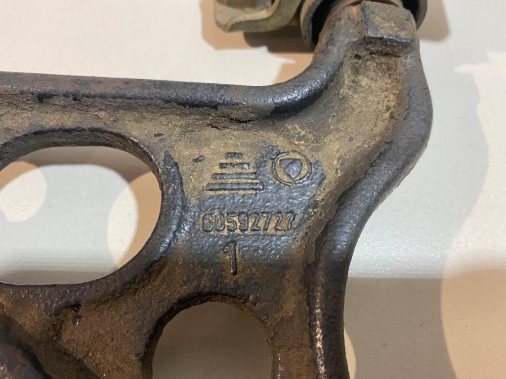 Рычаг передний левый